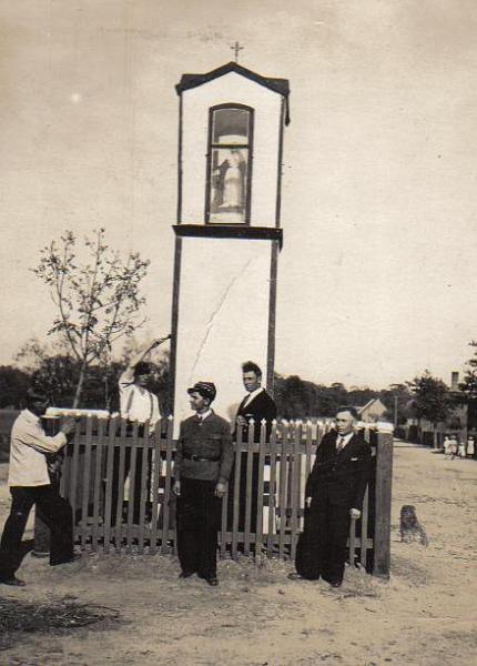 Figura Matki Bozej Niepokalania Poczecia (rozebrana w czasie II wojny) - zdjecie z roku 1937 - 1939.JPG